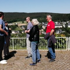 Bei einer Rundtour wird die Stadt Thum gezeigt