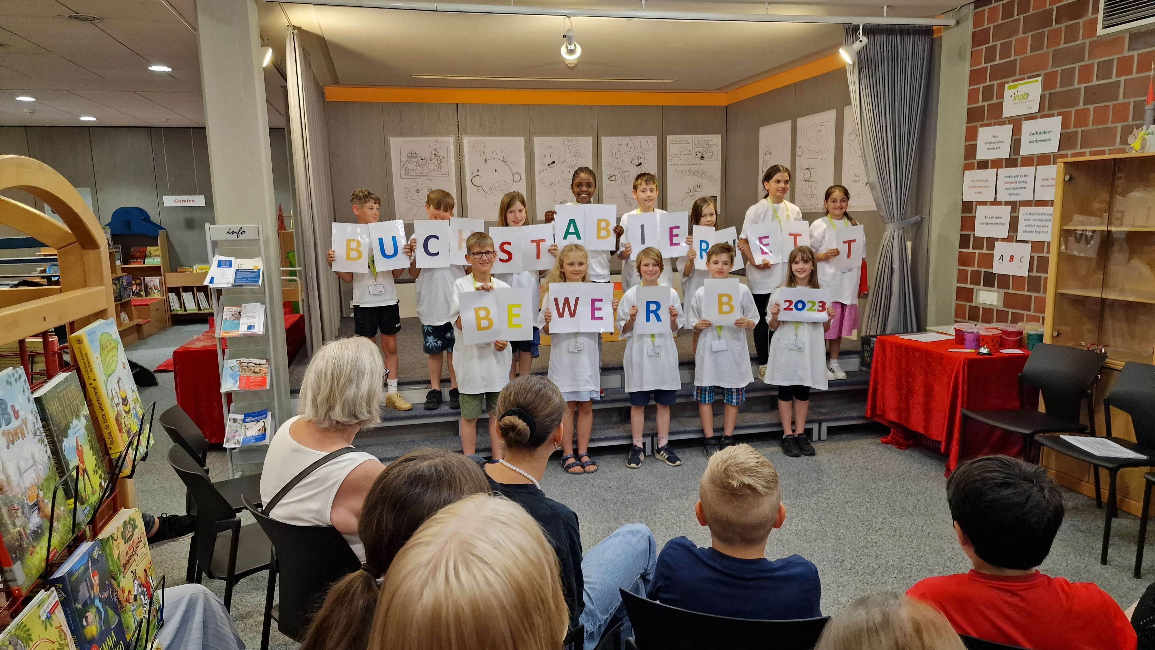 Gruppenfoto: Kinder der dritten und vierten Klasse beim Buchstabierwettbewerb