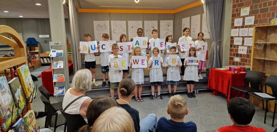 Gruppenfoto: Kinder der dritten und vierten Klasse beim Buchstabierwettbewerb