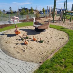 Gelbe Enten auf dem Spielplatz am Umsiedlungsstandort Keyenberg, Kuckum, Westrich und Berverath