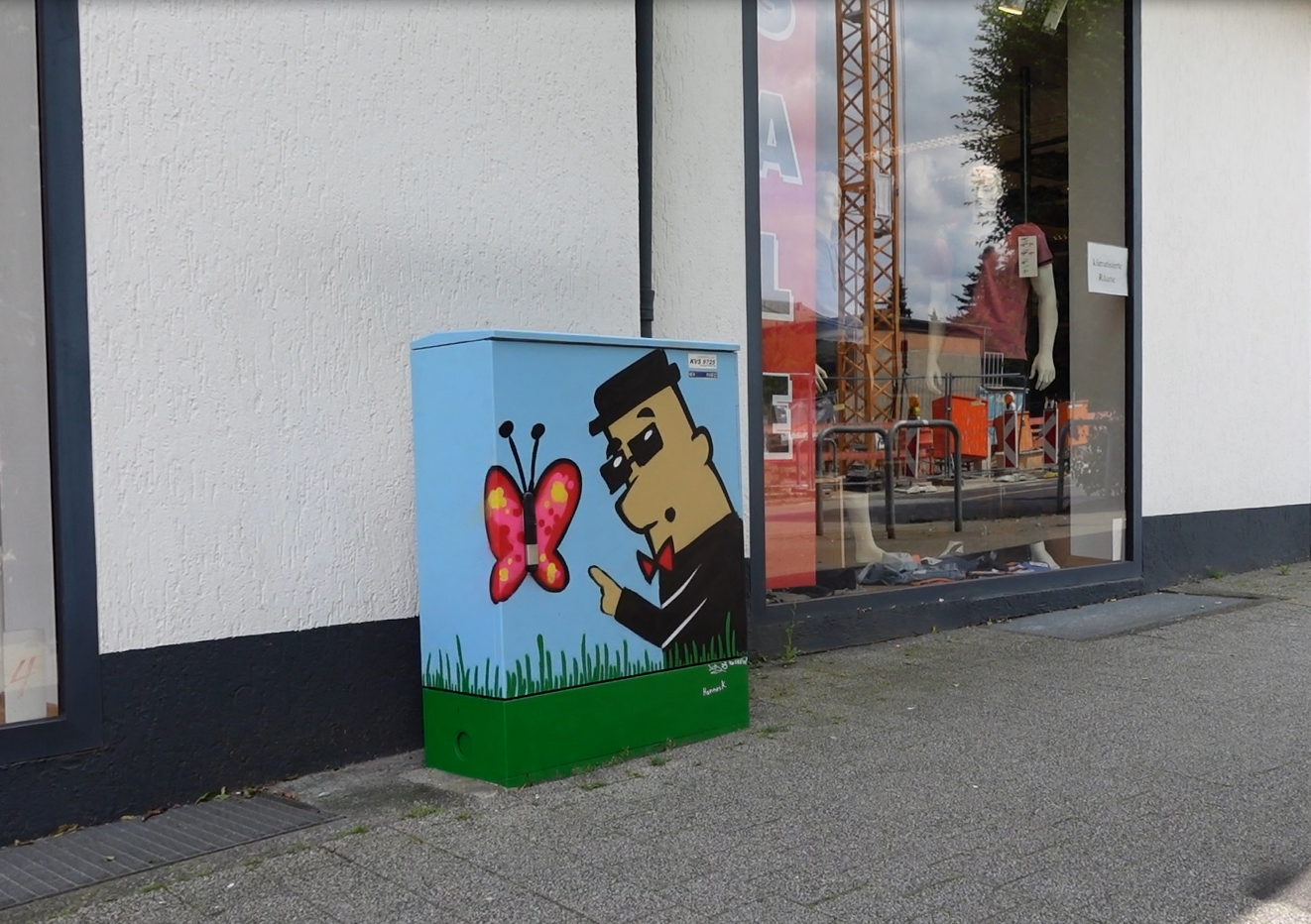 Graffiti: Agent, der Schmetterling bestaunt