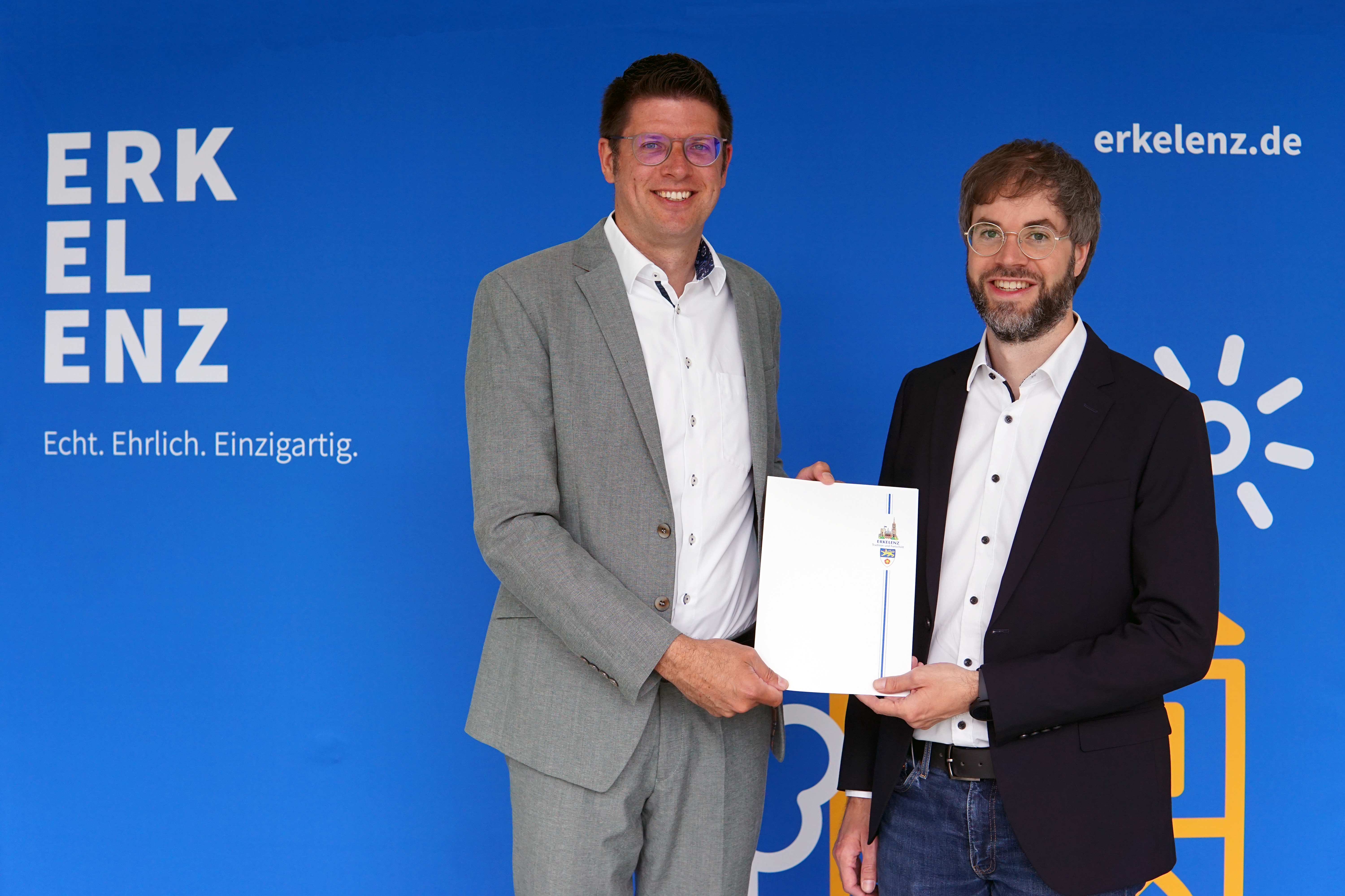 Bürgermeister Stephan Muckel beglückwünscht Marcell Breuer, den neuen Hauptamtsleiter der Stadt Erkelenz.