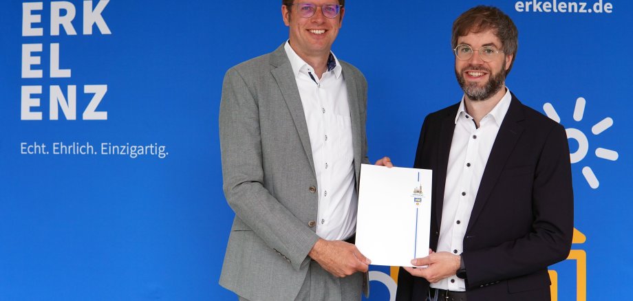 Bürgermeister Stephan Muckel beglückwünscht Marcell Breuer, den neuen Hauptamtsleiter der Stadt Erkelenz.