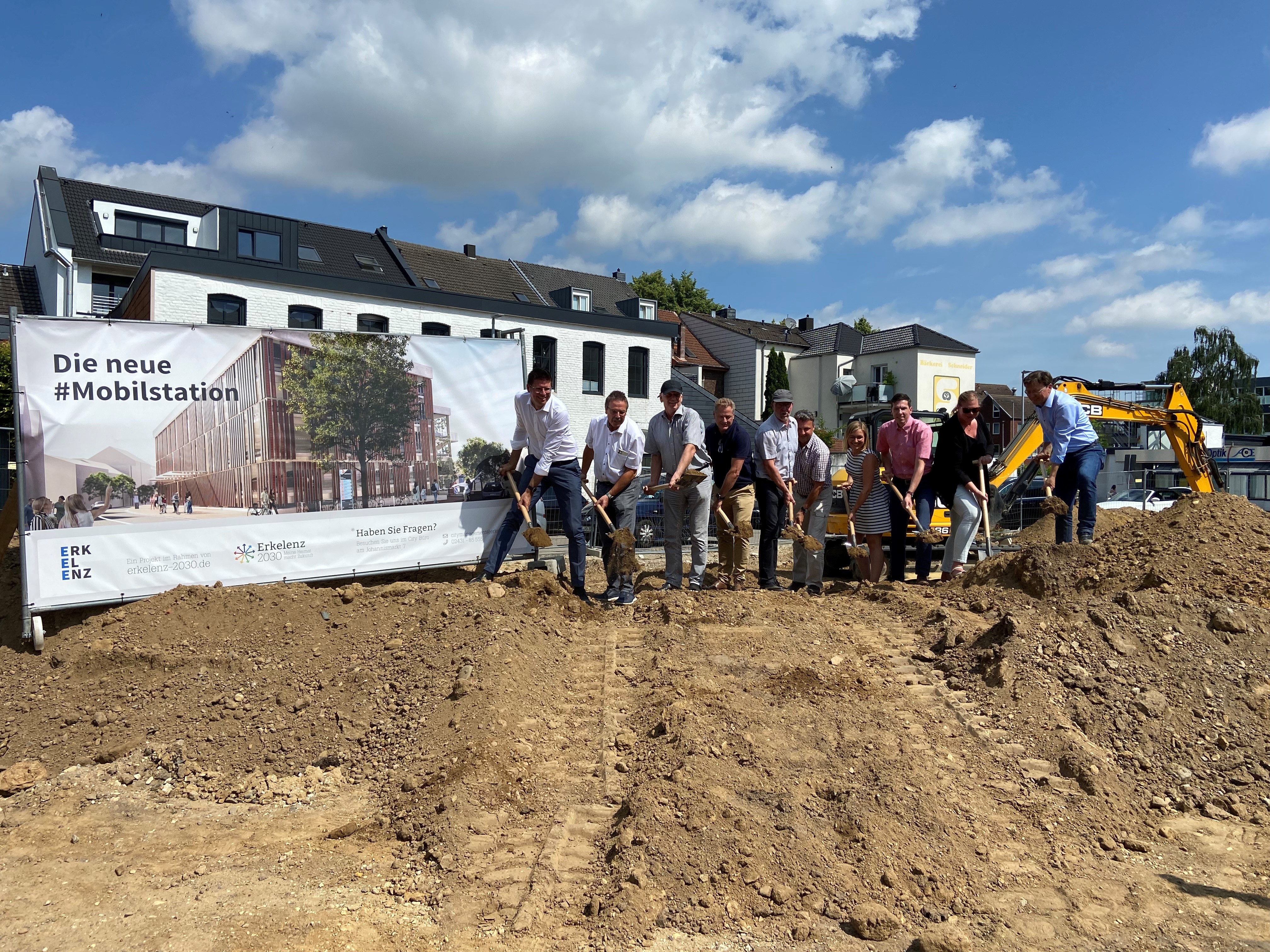 Vertretungen von Stadt, Planungsbüro und ausführendem Bauunternehmen während des offiziellen Spatenstichs