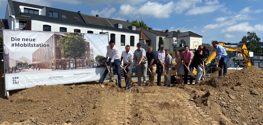 Vertretungen von Stadt, Planungsbüro und ausführendem Bauunternehmen während des offiziellen Spatenstichs