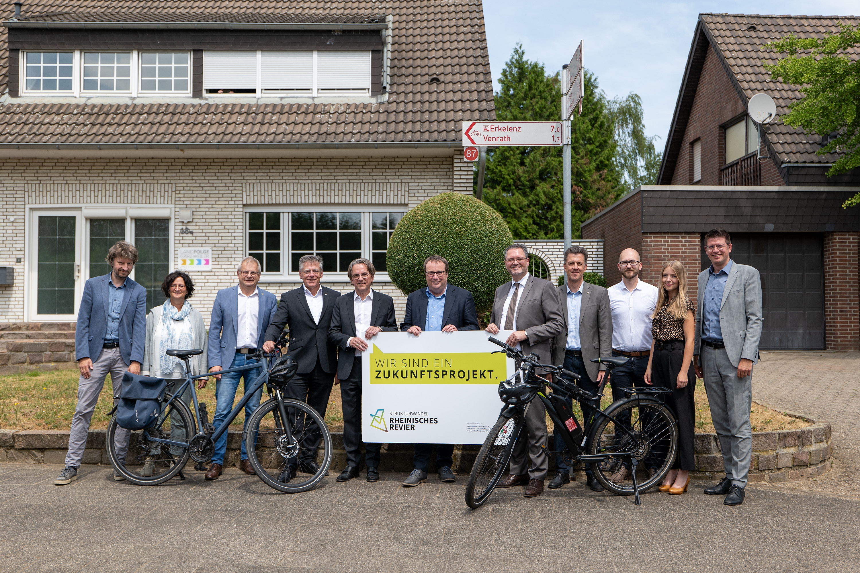 Gruppenfoto Vertretungen Rheinisches Radverkehrsrevier mit NRW-Verkehrsminister Oliver Krischer