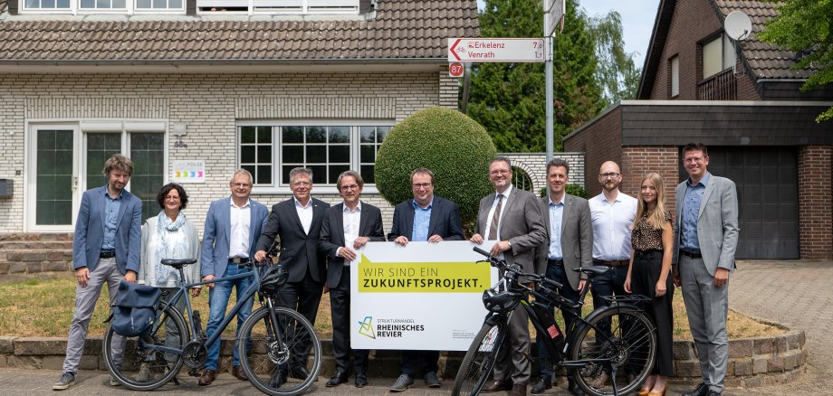 Gruppenfoto Vertretungen Rheinisches Radverkehrsrevier mit NRW-Verkehrsminister Oliver Krischer