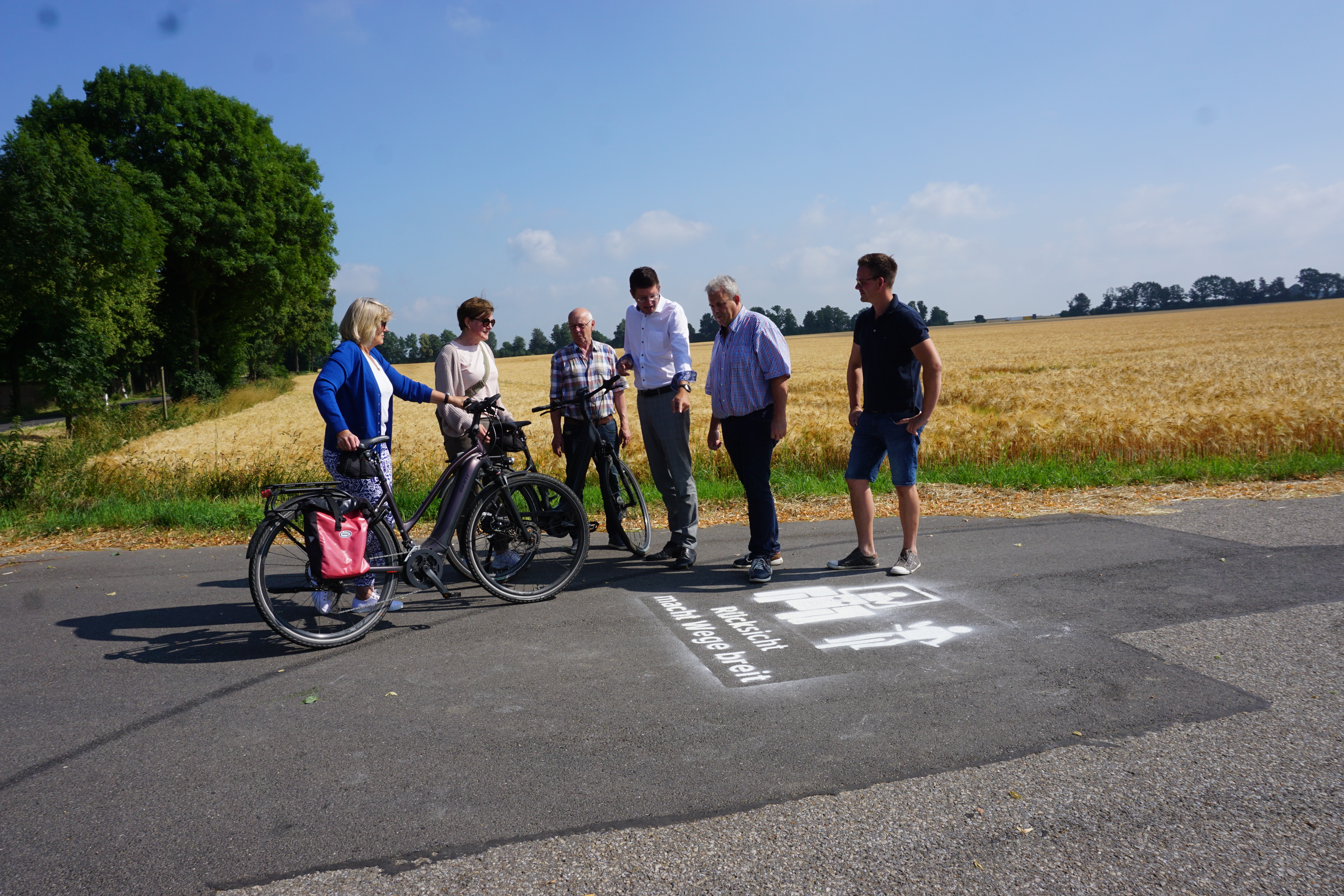Landwirte und Fahrradfahrerinnen sprechen mit Bürgermeister Stephan Muckel über Aktion