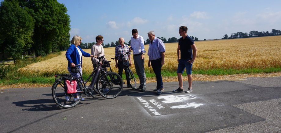 Landwirte und Fahrradfahrerinnen sprechen mit Bürgermeister Stephan Muckel über Aktion