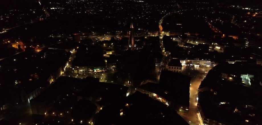 Erkelenz von oben im Dunkeln