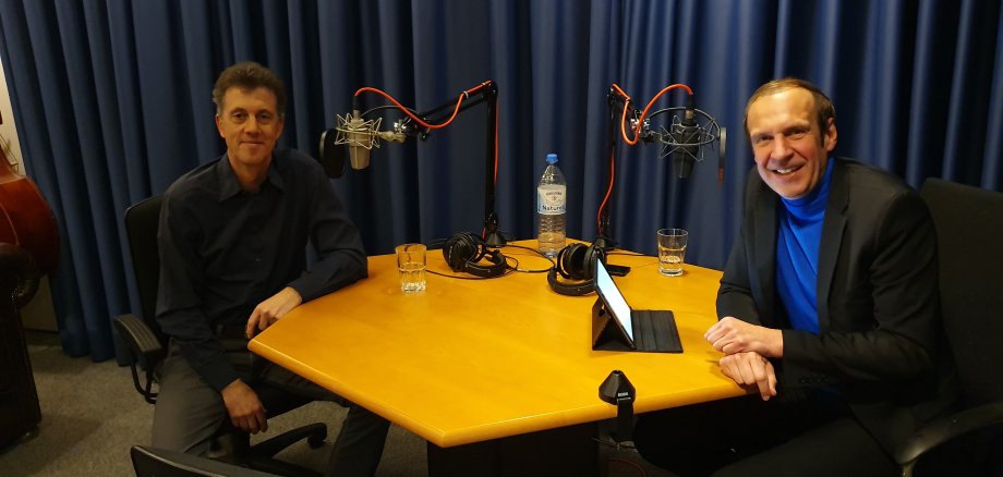 Volker Mielchen und Moderator Thorsten Knippertz während der Podcast-Aufnahme.