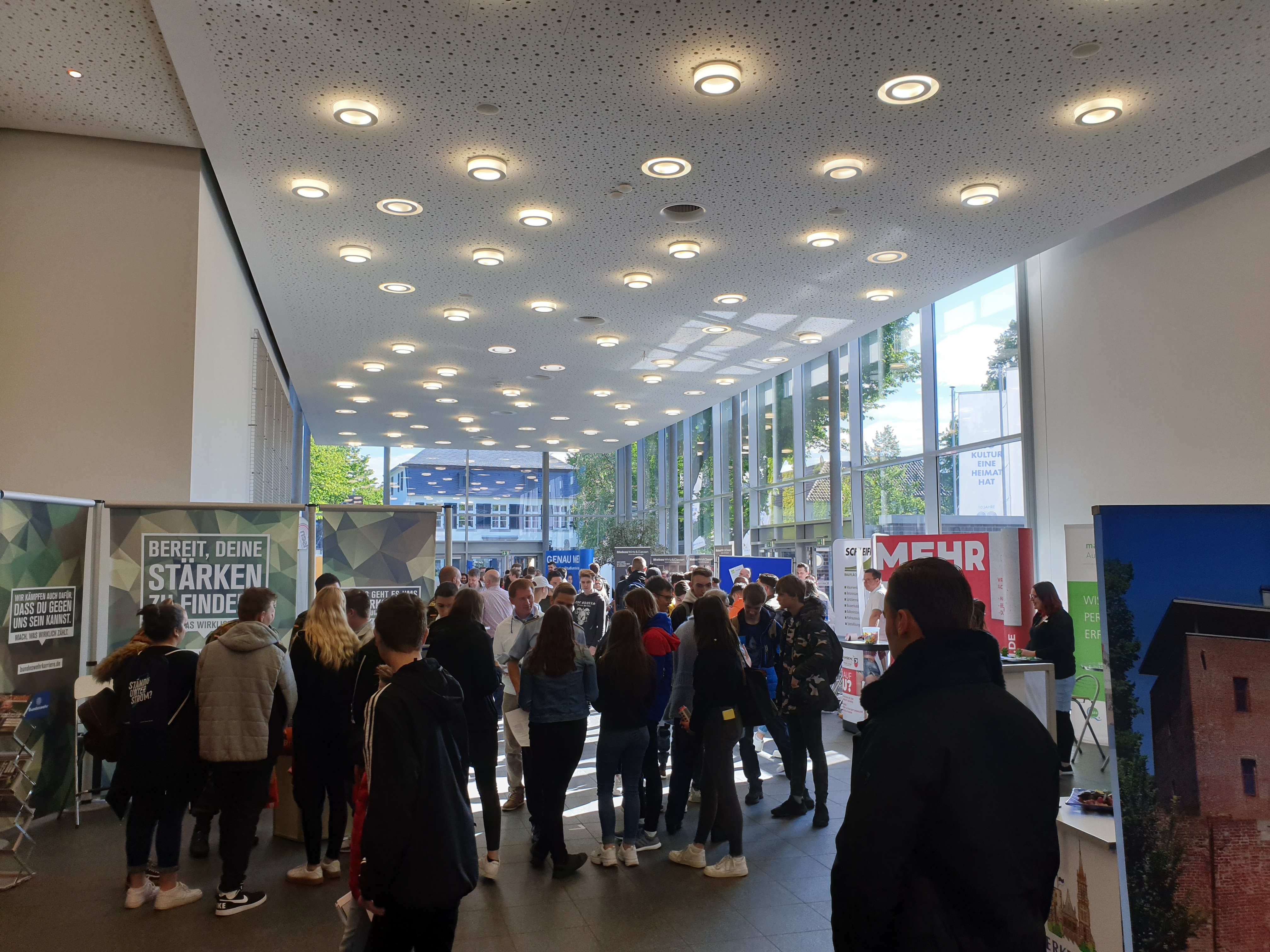 Menschen bei der AZUBI-Messe Erkelenz in der Stadthalle