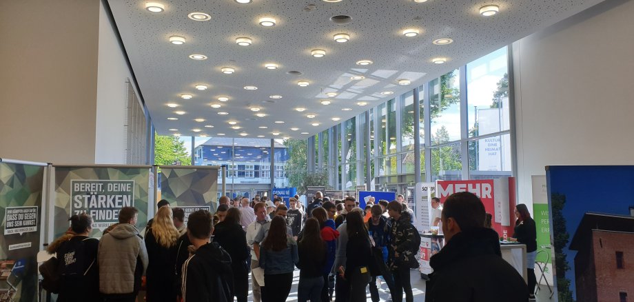 Menschen bei der AZUBI-Messe Erkelenz in der Stadthalle