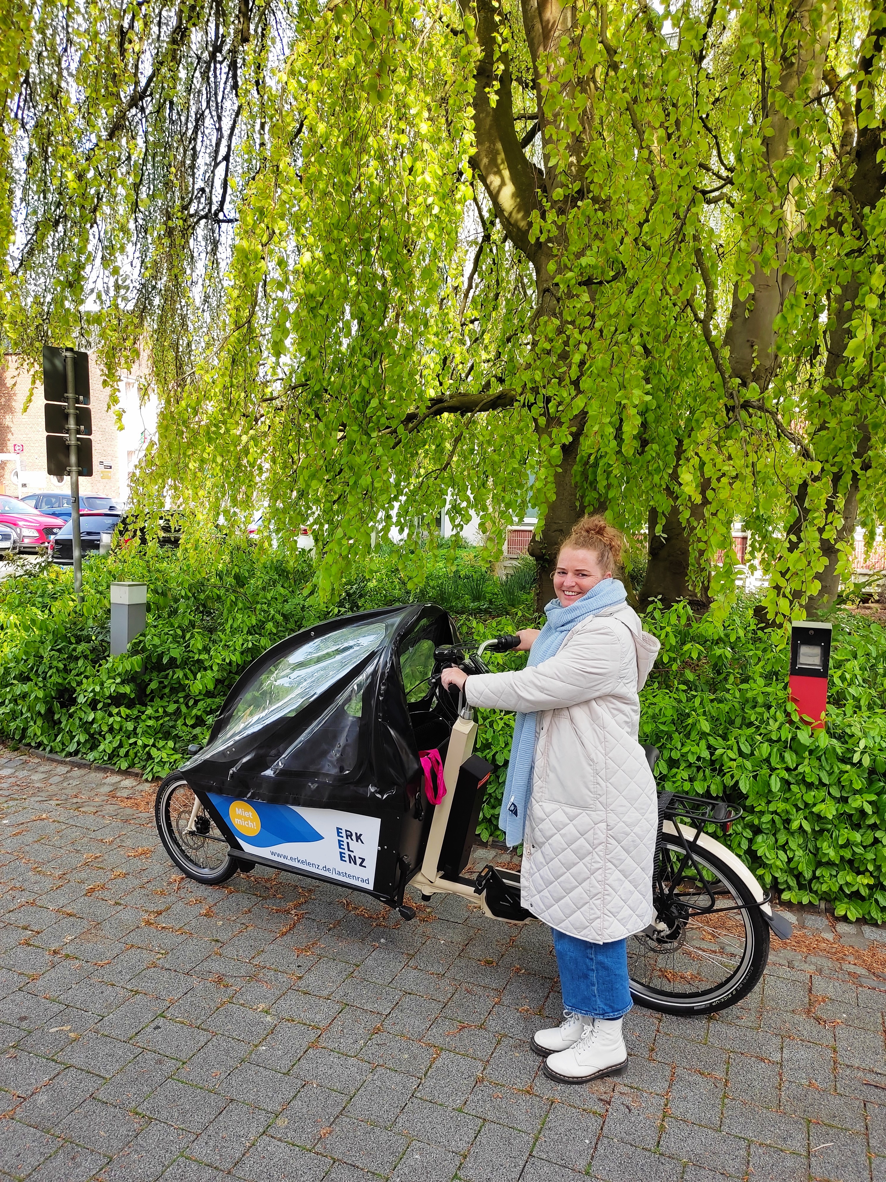 Bürgerin mit Lastenrad der Stadt Erkelenz