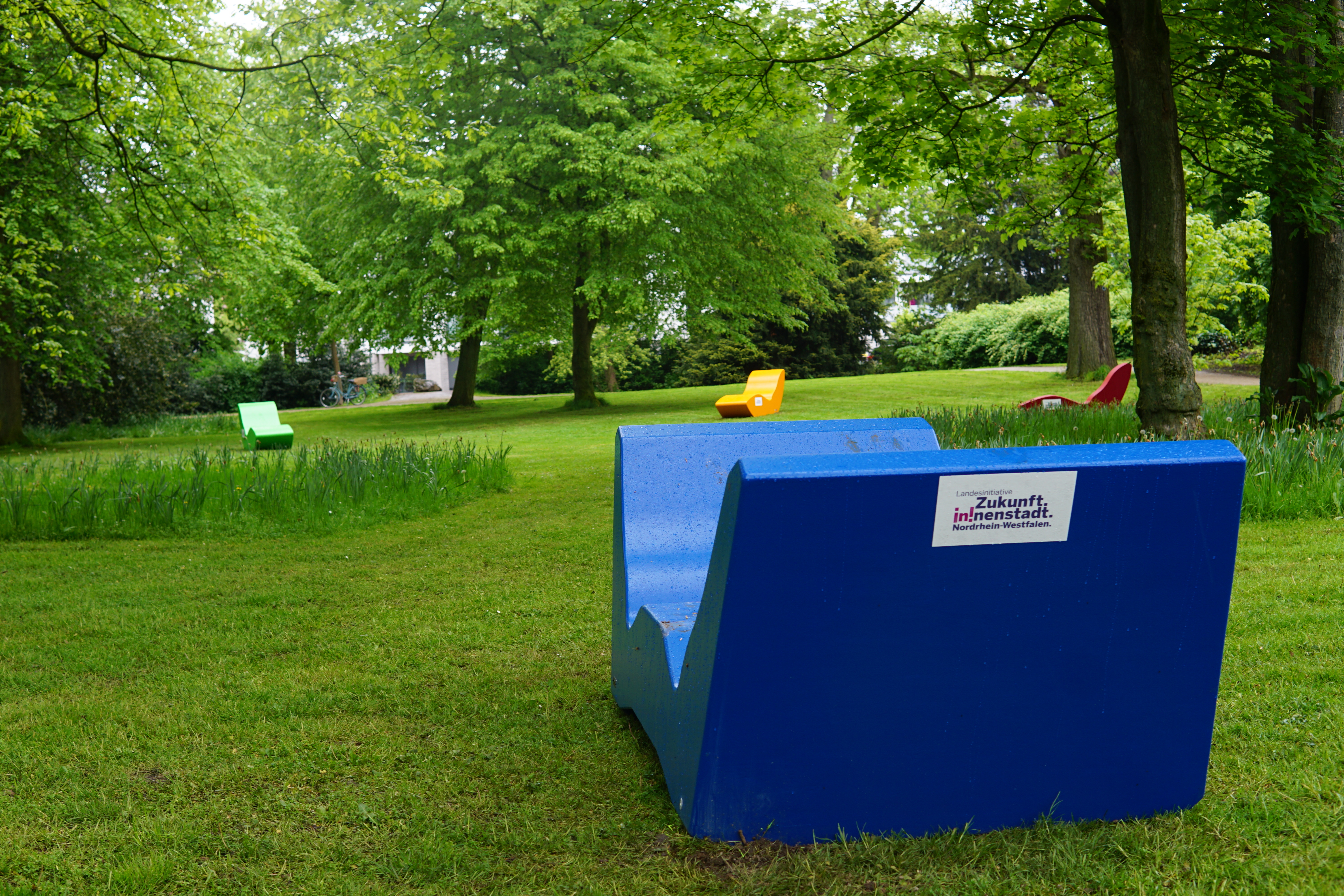 Vier Liegen wurden im Stadtpark aufgestellt.