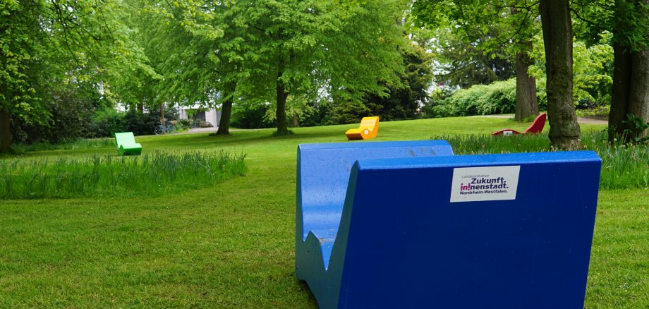 Vier Liegen wurden im Stadtpark aufgestellt.