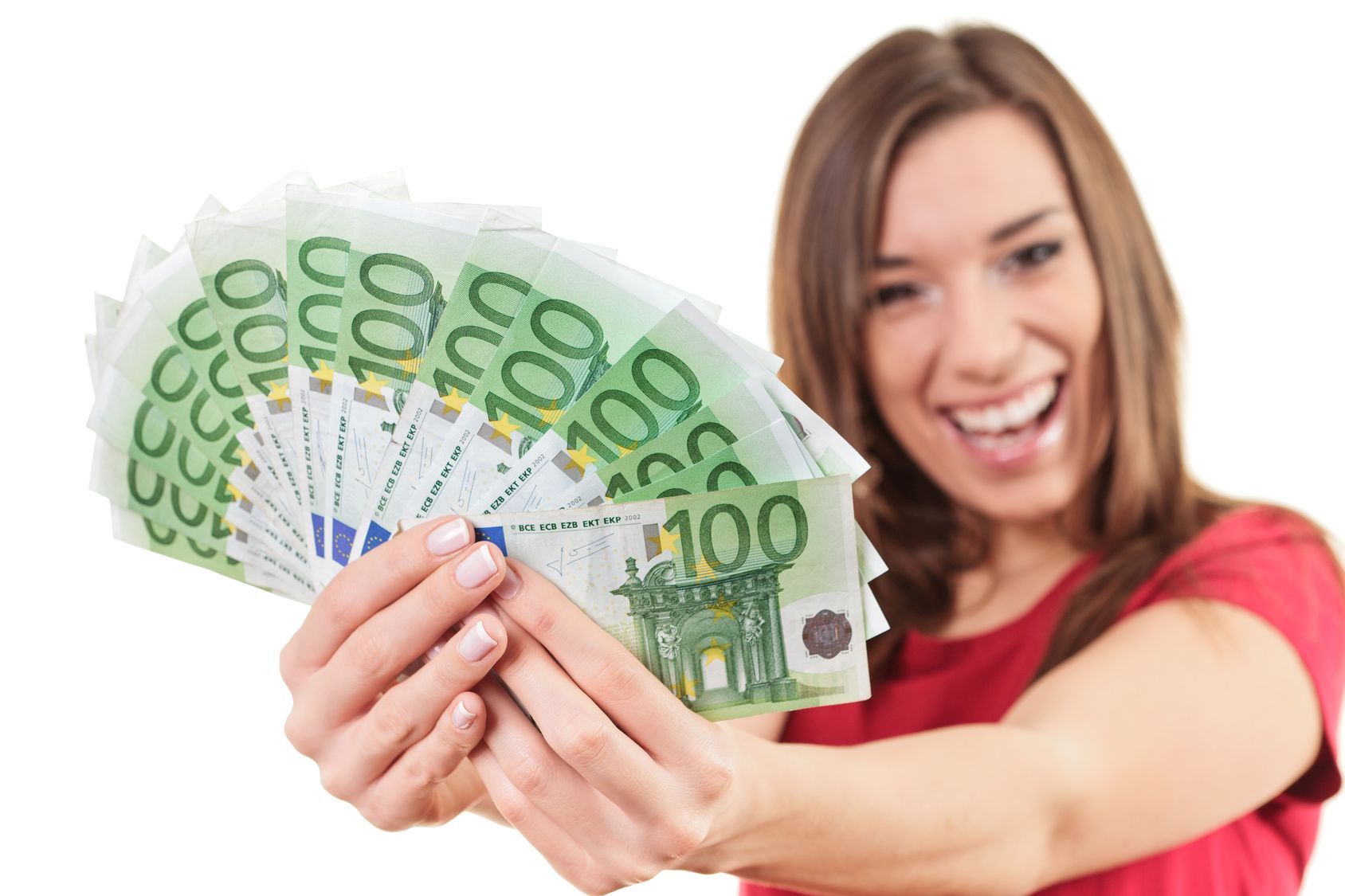 Eine Frau hält viele Hundert-Euroscheine in den Händen