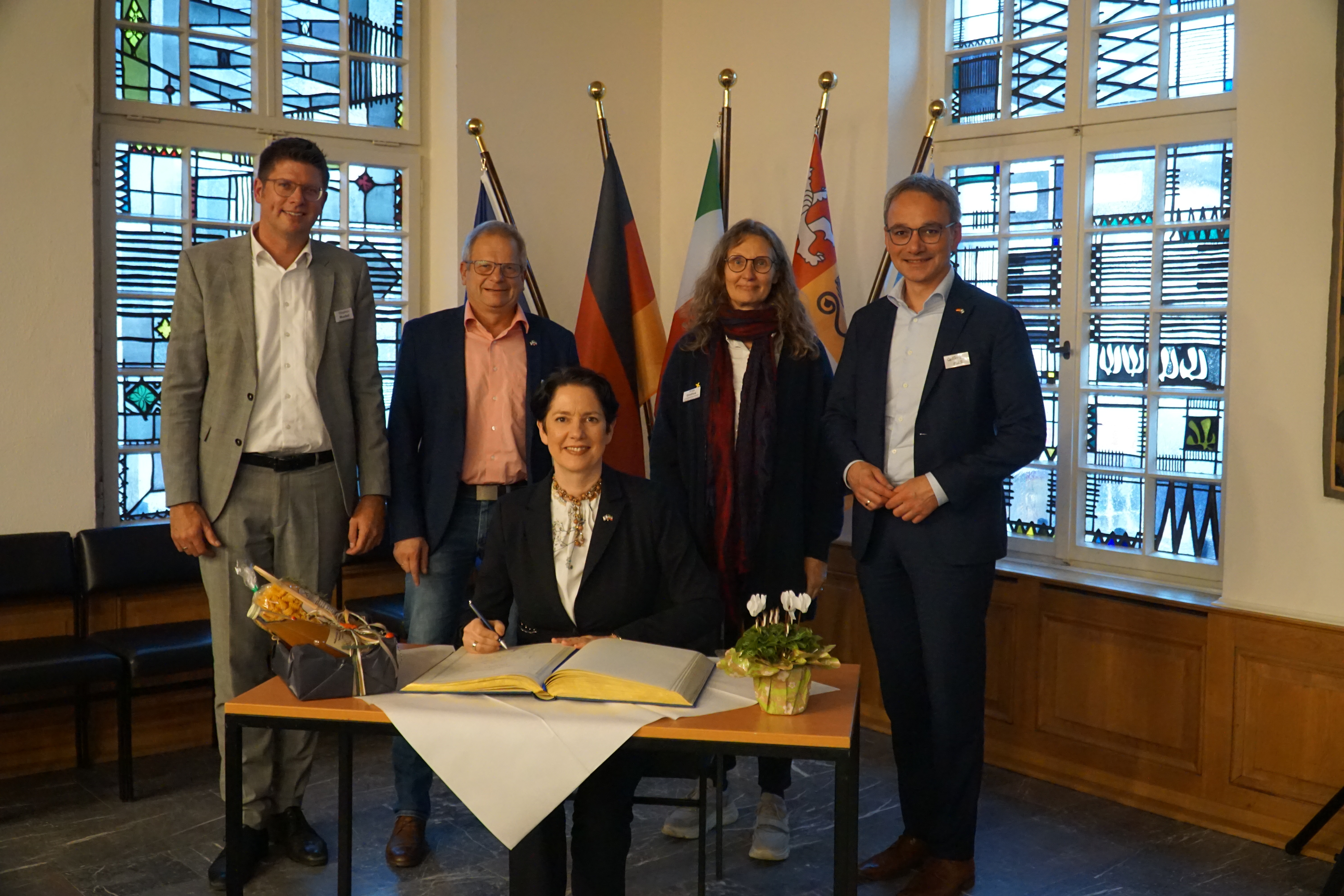 Gruppenfoto, Ministerin schreibt ins Goldene Buch