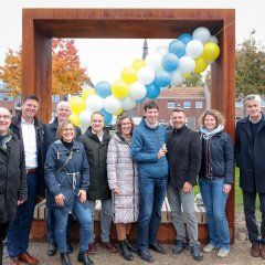 Gruppenfoto vor dem Fotorahmen im Grünring