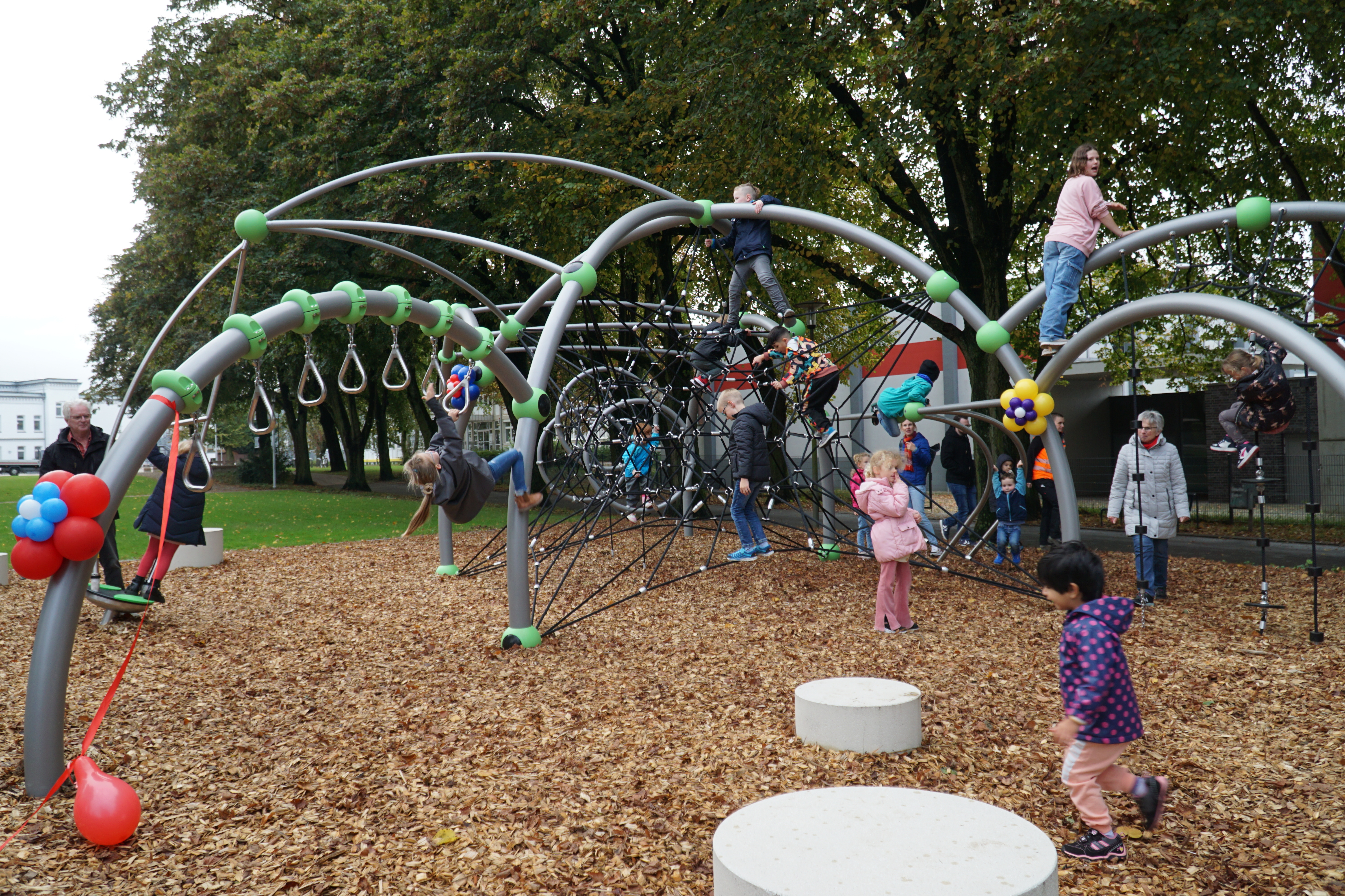 Kinder spielen auf dem neuen Klettergrüst am Grünring