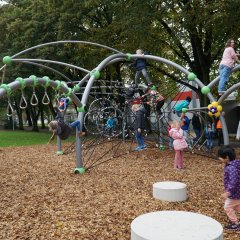 Kinder spielen auf dem neuen Klettergrüst am Grünring