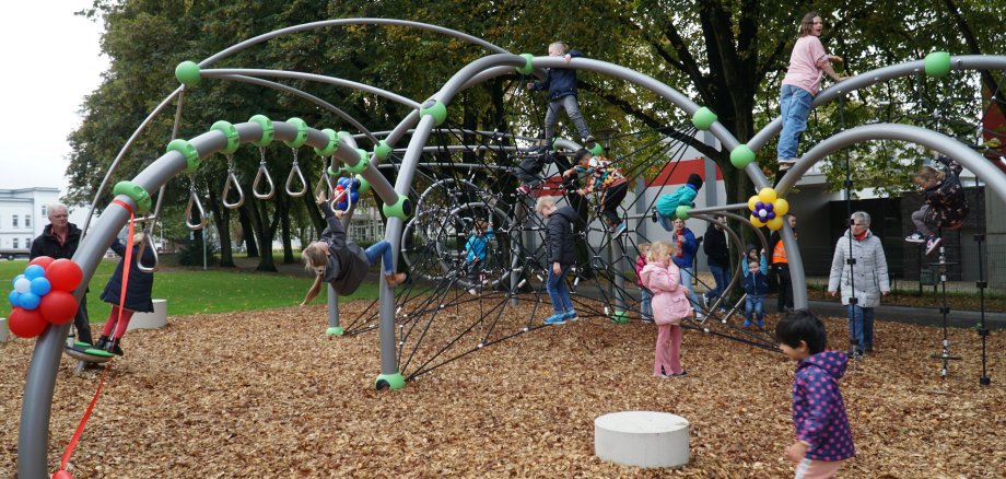 Kinder spielen auf dem neuen Klettergrüst am Grünring