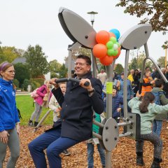 Bürgermeister nutzt Trimm-Dich-Geräte