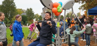 Bürgermeister nutzt Trimm-Dich-Geräte
