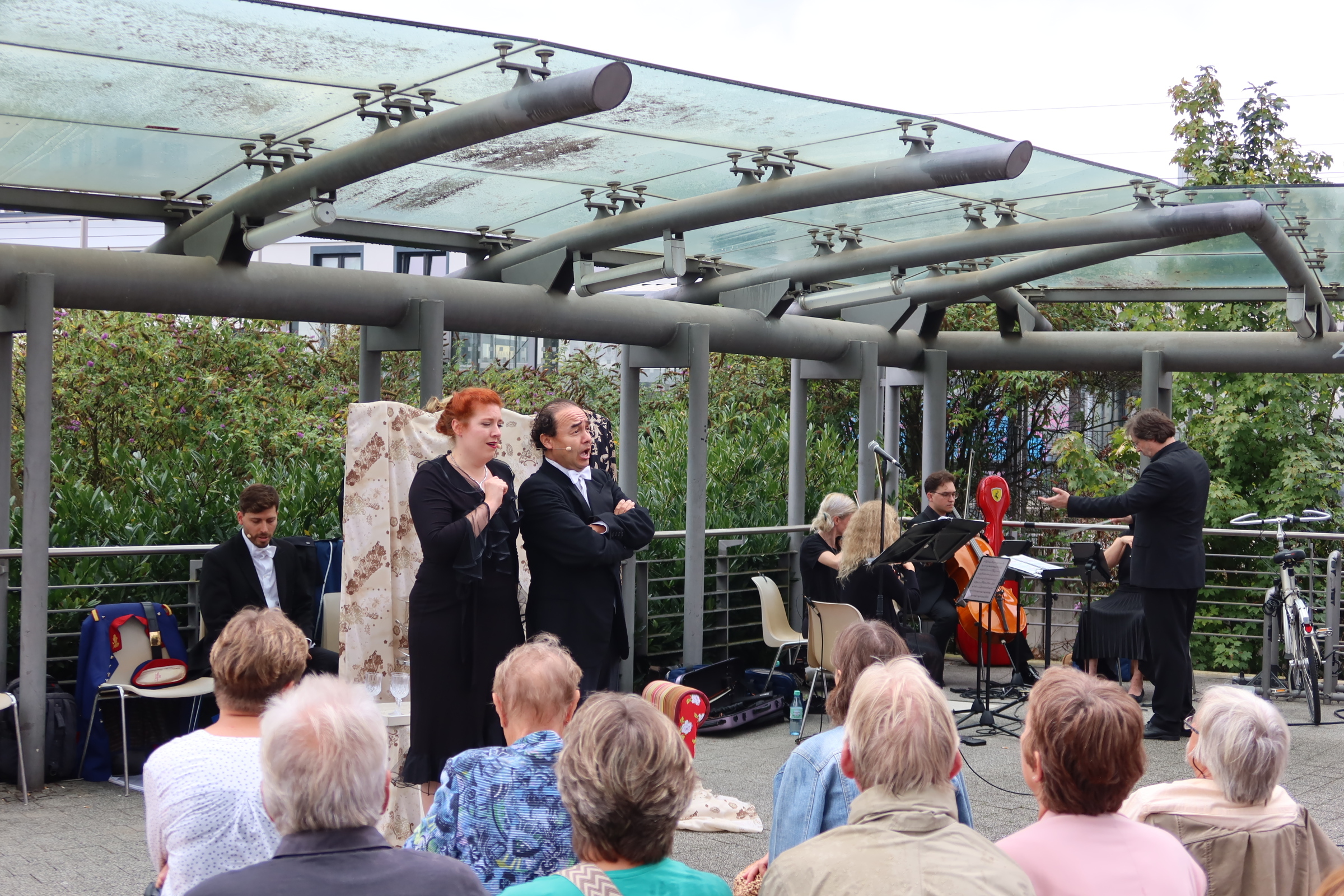 Erster Akt der mobilen Oper am Erkelenzer Bahnhof