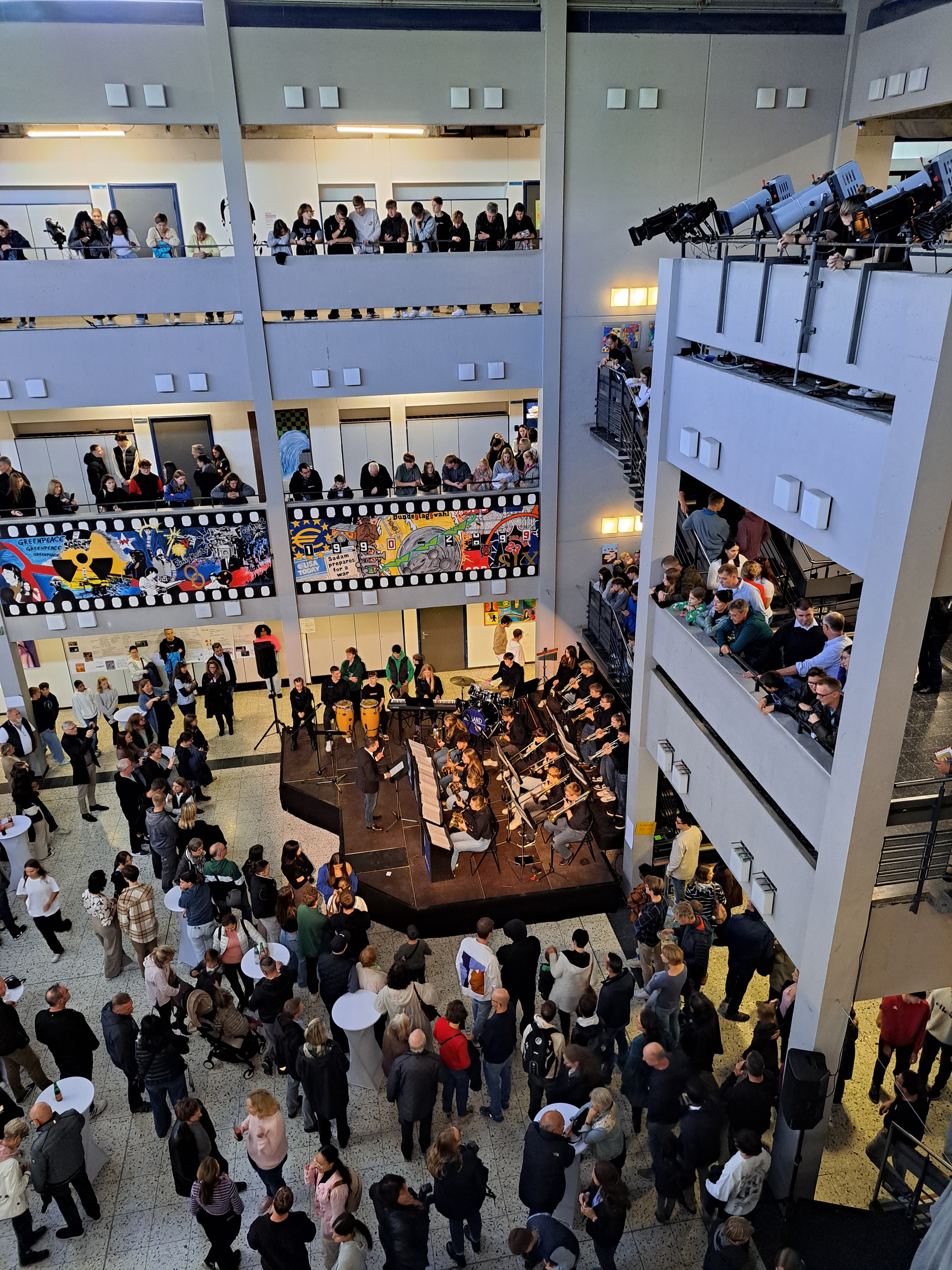Aula des Cusanus-Gymnasiums mit vielen Menschen