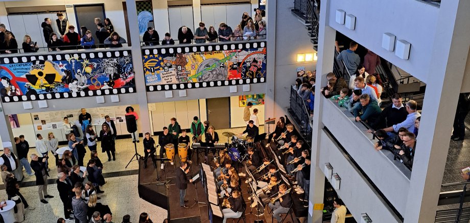 Aula des Cusanus-Gymnasiums mit vielen Menschen