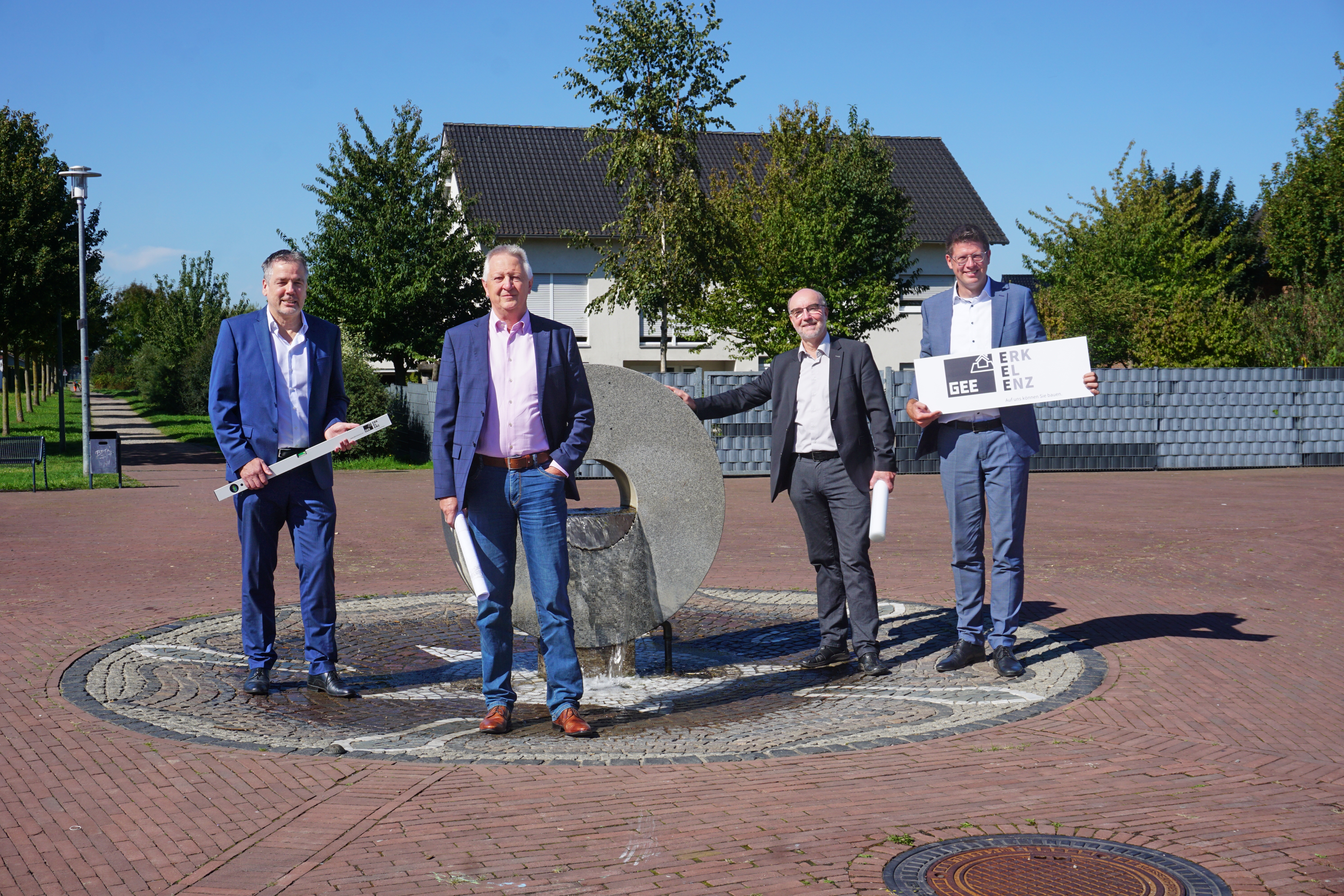 Gruppenfoto im Oerather Mühlenfeld mit Gottfried Schnitzler und Geschäftsführung der GEE