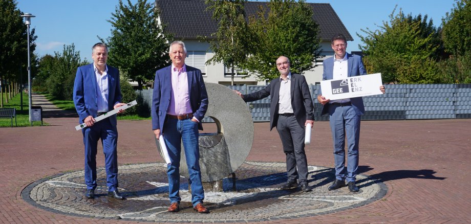 Gruppenfoto im Oerather Mühlenfeld mit Gottfried Schnitzler und Geschäftsführung der GEE