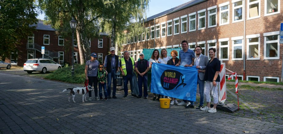 Gruppenfoto zum Start des Dreck-weg-Tags in der Erkelenzer Innenstadt.