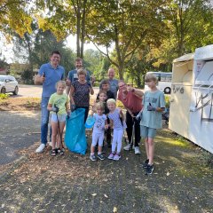 Gruppenfoto Müllsammelaktion in Lövenich