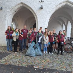 Gruppenfoto der Pfadfinder am Alten Rathaus