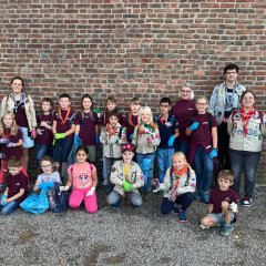 Gruppenfoto der Pfadfinder an der Burg in Erkelenz