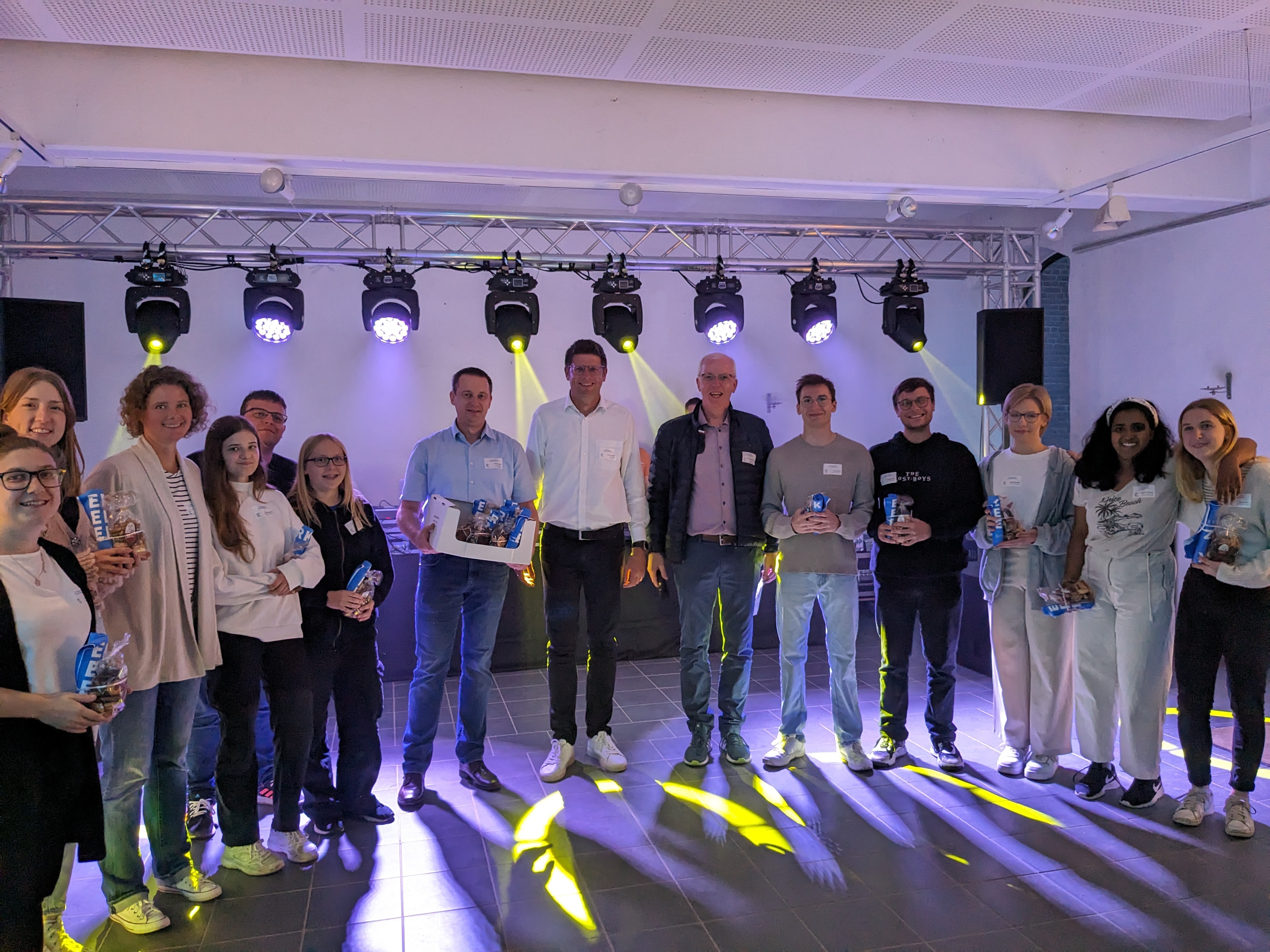 Gruppenbild: Vertretungen der Stadt Erkelenz bedanken sich bei jungen Engagierten