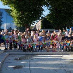 Kinder des Offenen Ganztags an der Luise-Hensel-Schule zeigen eine selbstgebastelte Menschenkette.