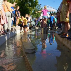 Kinder stehen im Wasserlauf