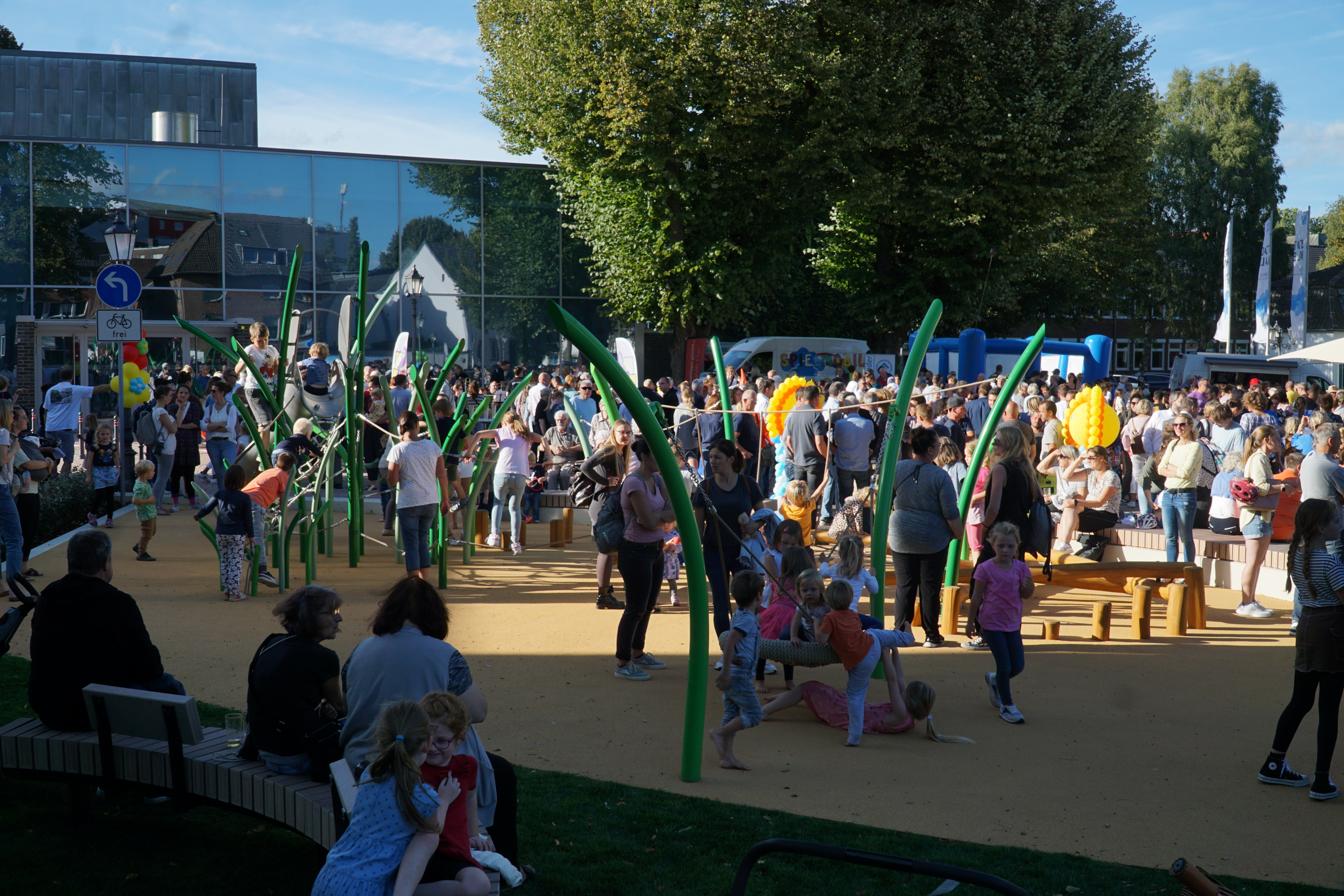 Viele Menschen auf dem Franziskanerplatz zur feierlichen Eröffnung