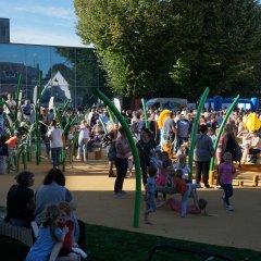 Viele Menschen auf dem Franziskanerplatz zur feierlichen Eröffnung