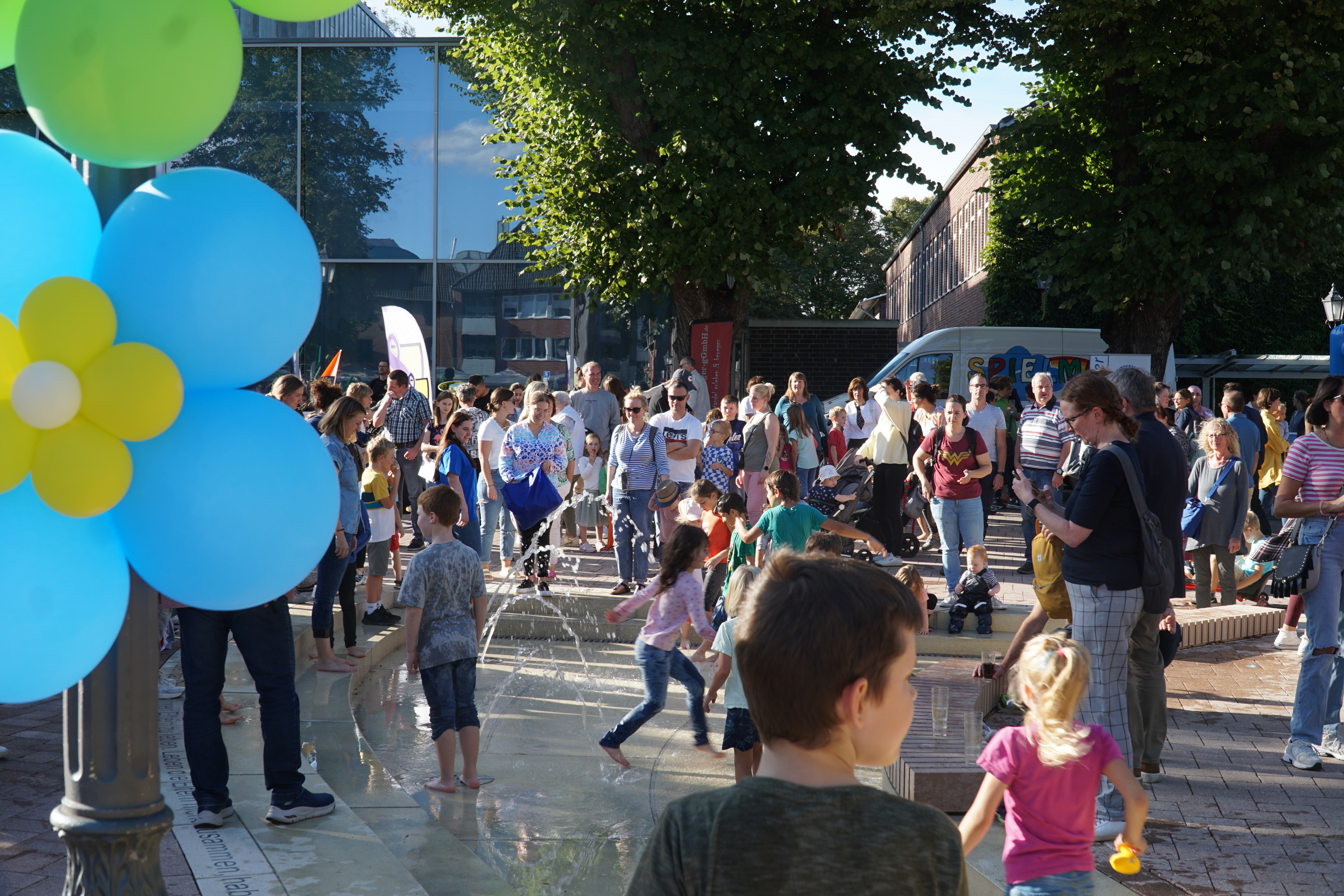 Viele Menschen auf dem Franziskanerplatz