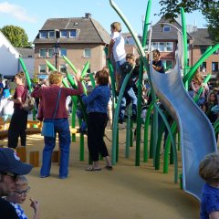 Kinder und Eltern am Spielplatz auf dem Franziskanerplatz