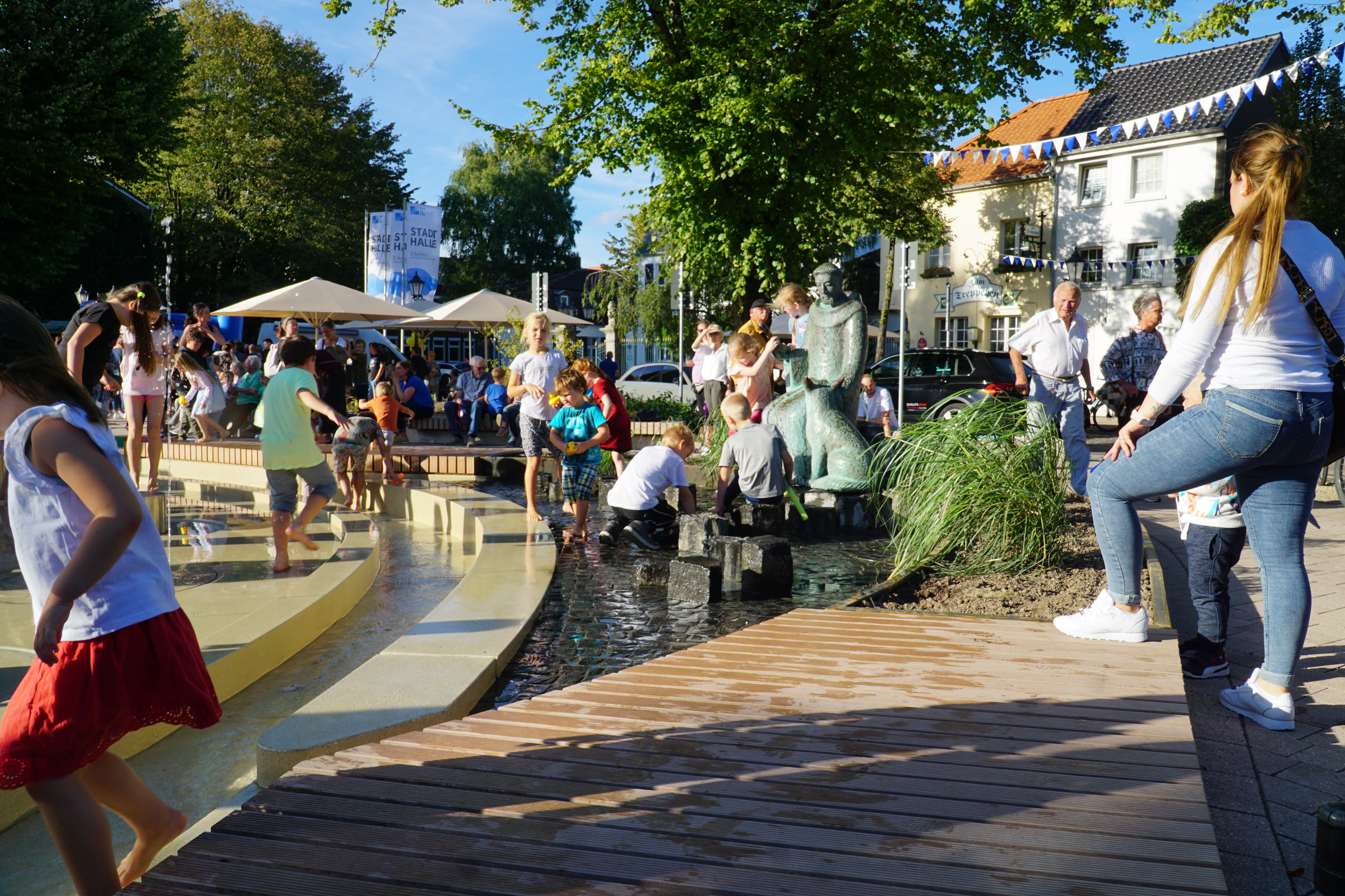 Kinder spielen an der Franziskanerstatue.