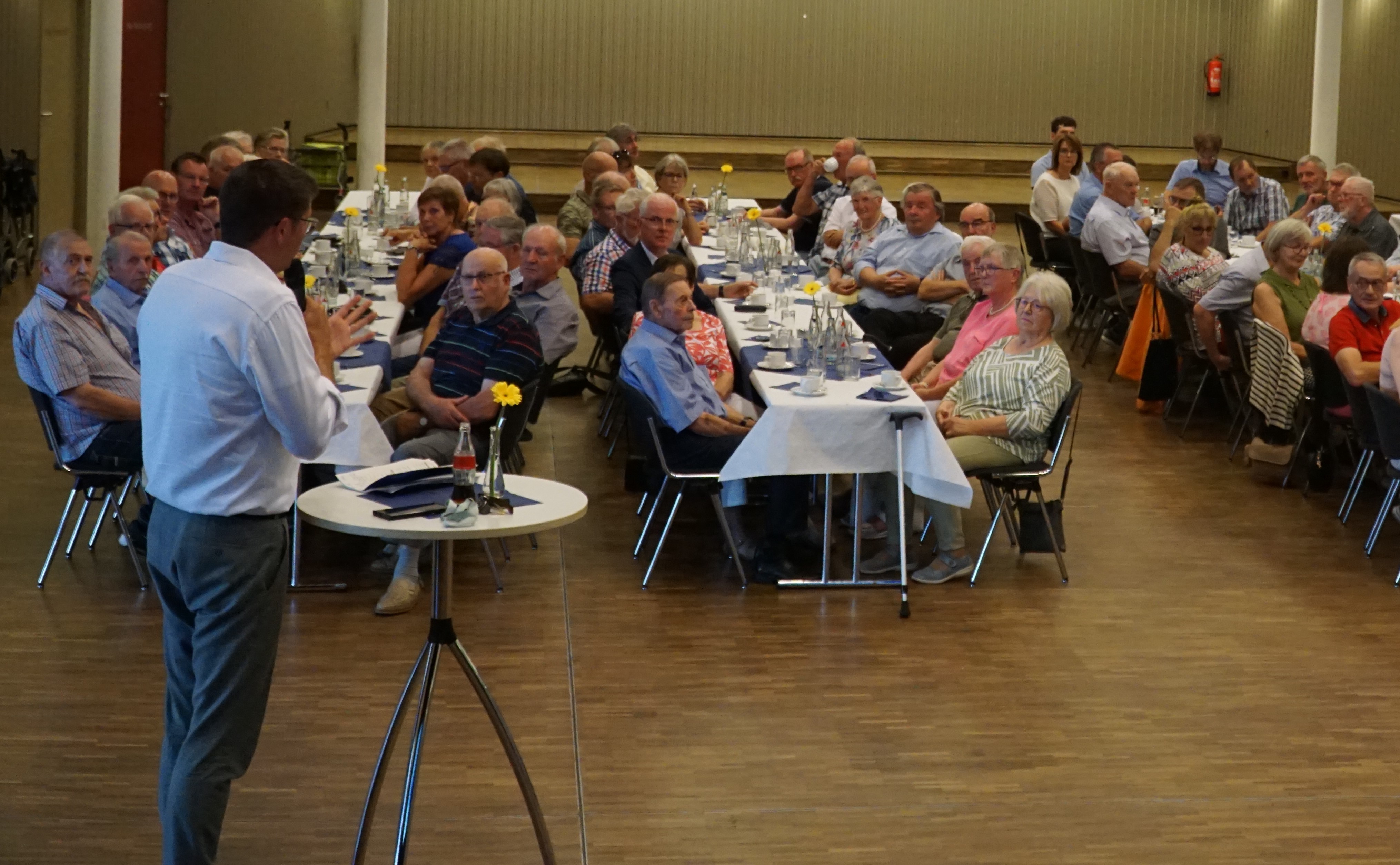 Bürgermeister Stephan Muckel informiert beim Pensionärstreffen über aktuelle Entwicklungen der Stadt.