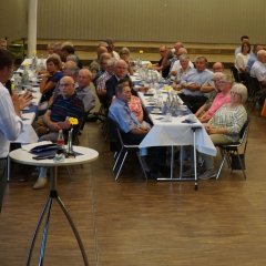 Bürgermeister Stephan Muckel informiert beim Pensionärstreffen über aktuelle Entwicklungen der Stadt.