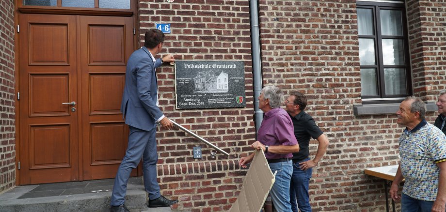 Erinnerungstafel an der alten Schule in Granterath wird enthüllt