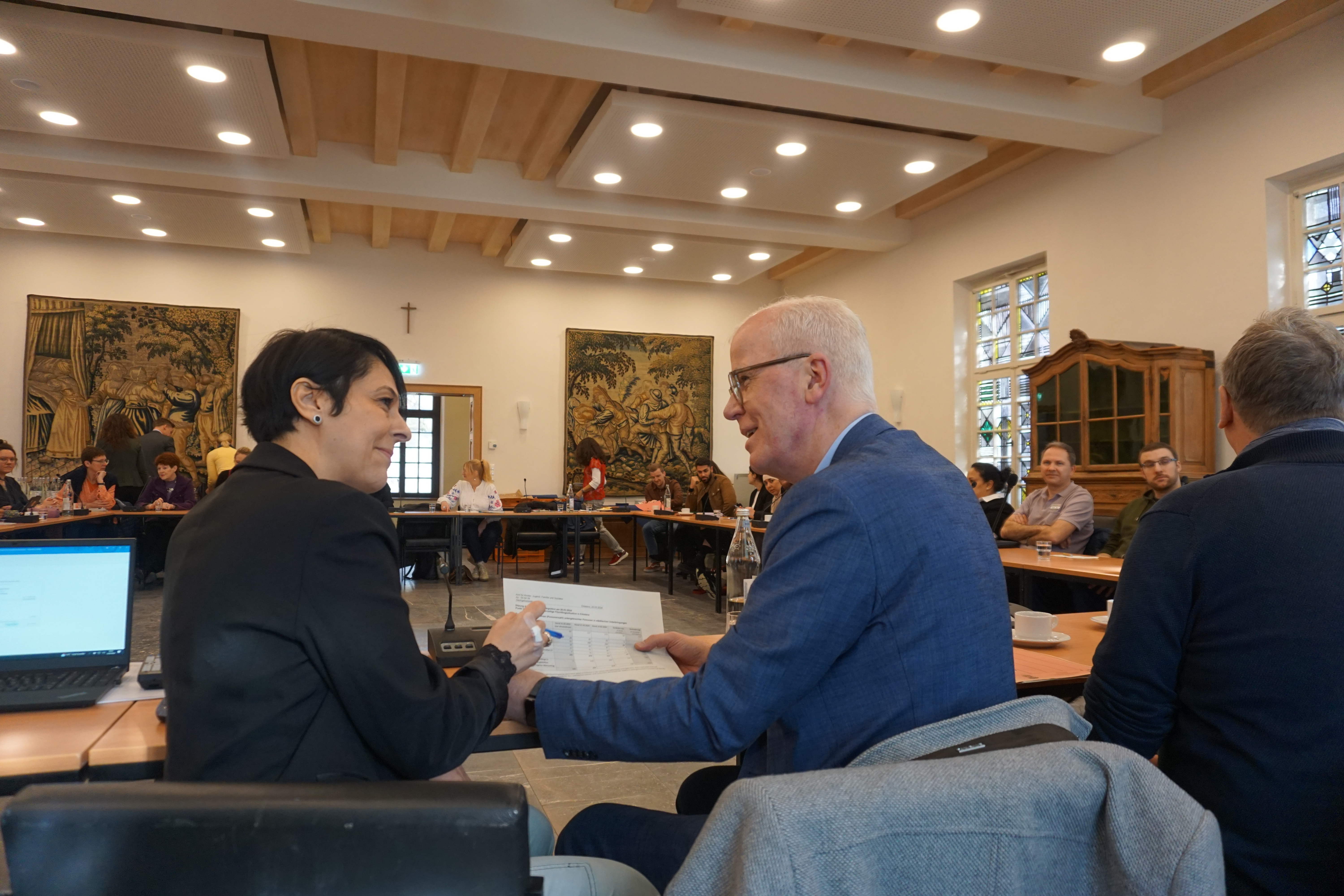 Integrationskoordinatorin Samira Meurer und Sozialdezernent Dr. Hans-Heiner Gotzen beim Arbeitskreis Integration