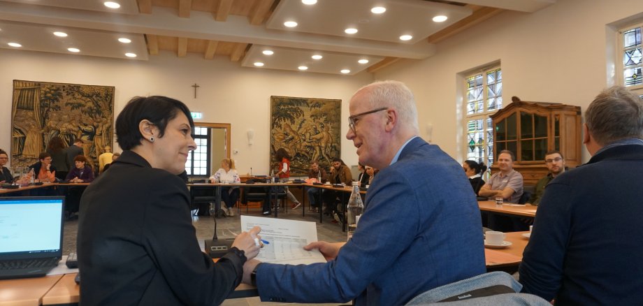 Integrationskoordinatorin Samira Meurer und Sozialdezernent Dr. Hans-Heiner Gotzen beim Arbeitskreis Integration